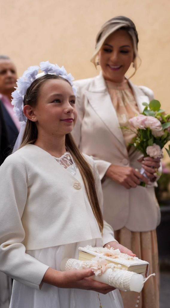 Mariana Ochoa comparte los detalles más especiales de la Primera Comunión de su hija