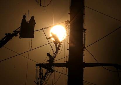 El ministro de Energía de Boric, bajo presión por un error en el cálculo de las cuentas de la luz en Chile