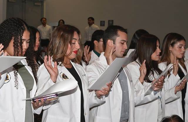 RCM oficializa ingreso de 60 estudiantes de Medicina Dental en ceremonia de investidura con bata blanca 