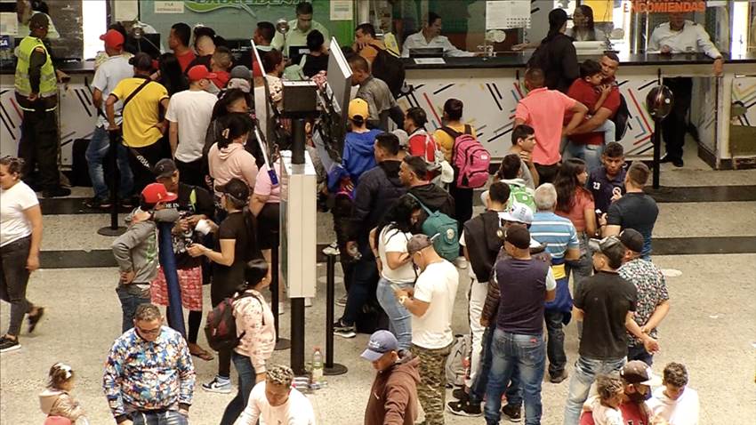 Migrantes venezolanos colapsan las estaciones de Medellín camino del Tapón del Darién