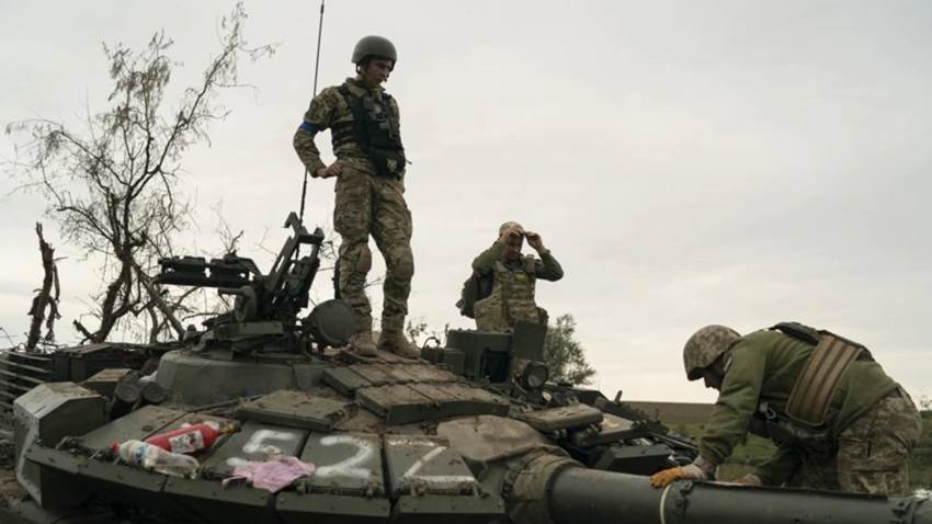 En vivo
Ucrania consolida sus líneas con tanques capturados a Rusia