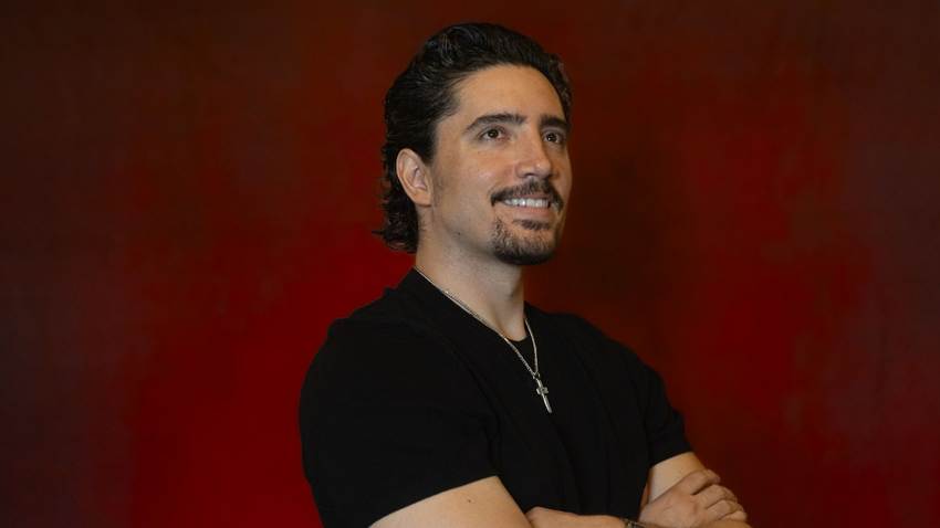 Alex Fernández, tras su debut en ‘Juego de Voces’, cuenta cómo vive la paternidad y la fama: ‘Mis hijas no dimensionan’