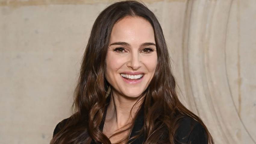 Natalie Portman reaparece radiante con su bebé tras dar a luz a sus 45 años