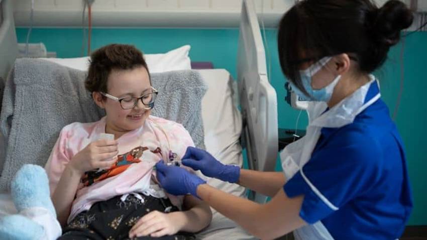 Terapia revolucionaria logra suspender el cáncer incurable en paciente pediátrica de 13 años
