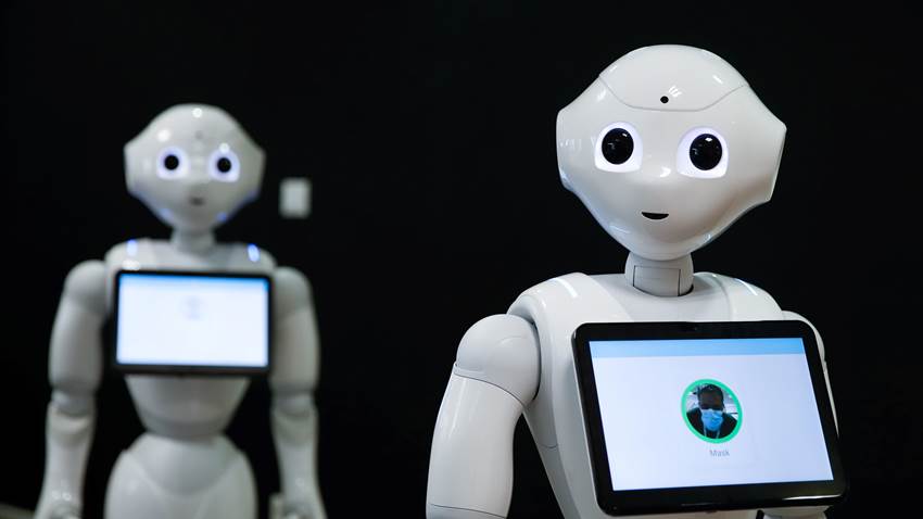 Robot recuerda el uso de mascarilla, casco permite comer y rascarse sin contagiarse de COVID-19