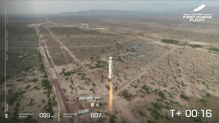 Fundador de Amazon Jeff Bezos viaja al espacio en cohete de su compañía Blue Origin