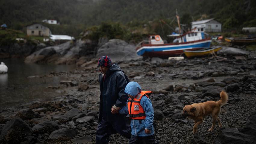 Satélites de Elon Musk alumbran con internet una remota aldea de pescadores en Chile