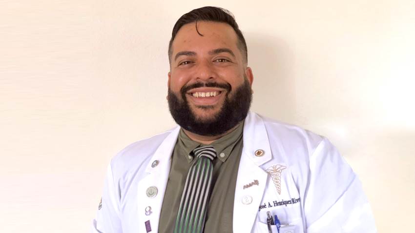 La medicina para la comunidad LGTBQ+: El motor de la carrera del Dr. Henríquez Rivera