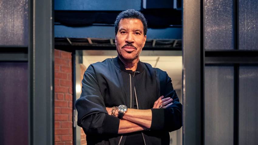 Lionel Richie regresa al hospital por un problema cardíaco; cancela tres shows de su gira
