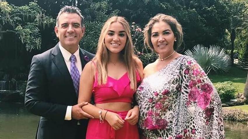 Héctor Sandarti celebra el compromiso de su hija Juliana: '¡Qué viva el amor!'