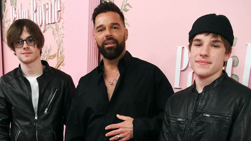 ‘Tino’ y Matteo, hijos de Ricky Martin, se divierten en un cenote durante su visita a Yucatán