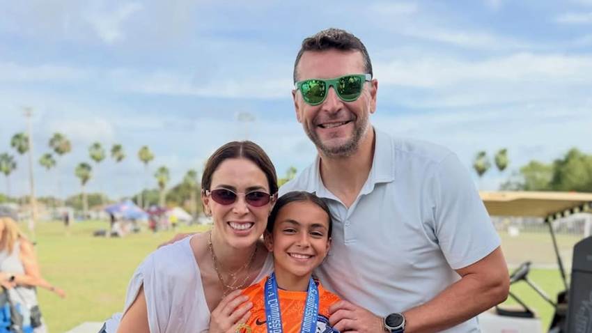 Jacky Bracamontes presume al entrenador de fútbol de lujo de sus hijas: su papá, 'El Profe' Bracamontes
