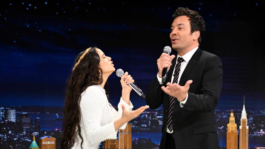 Rosalía le enseña español a Jimmy Fallon y juntos cantan 'La Perla'