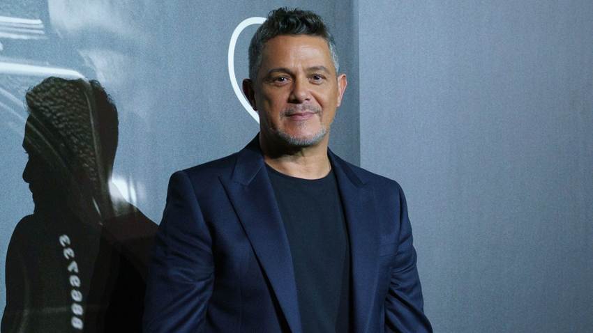 Alejandro Sanz felicita a Stephanie Cayo con romántico mensaje y publica su primer posado juntos