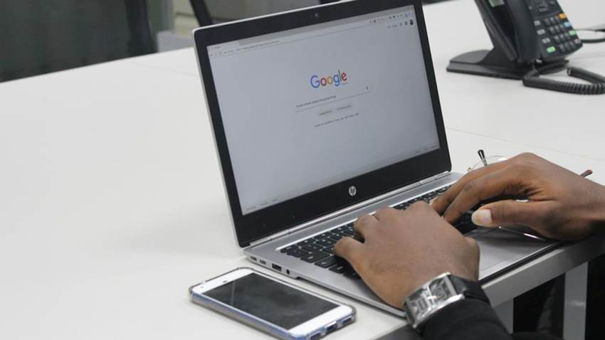 La empresa de IA Perplexity quiere comprar el navegador Google Chrome por 30.000 millones