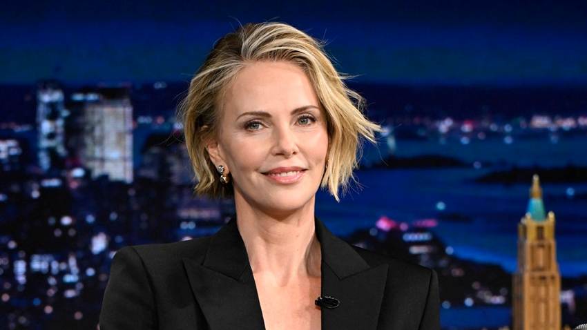 Charlize Theron bromea sobre la adolescencia de sus hijas, asegurando que son una 'pesadilla hormonal'