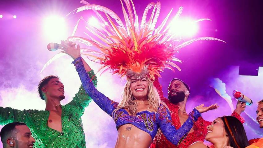 Karol G pone en alto a los latinos y hace historia en Coachella con mariachi y Becky G