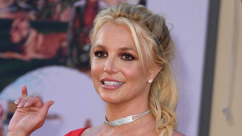 Britney Spears sale de rehabilitación y enfrenta cargos por conducir bajo influencia de sustancias
