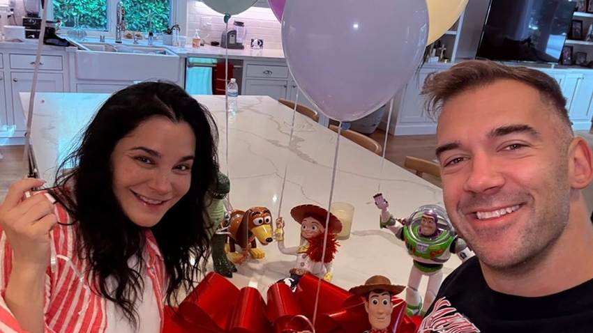 Martha Higareda celebra el primer cumpleaños de su esposo, Lewis Howes, con las gemelas