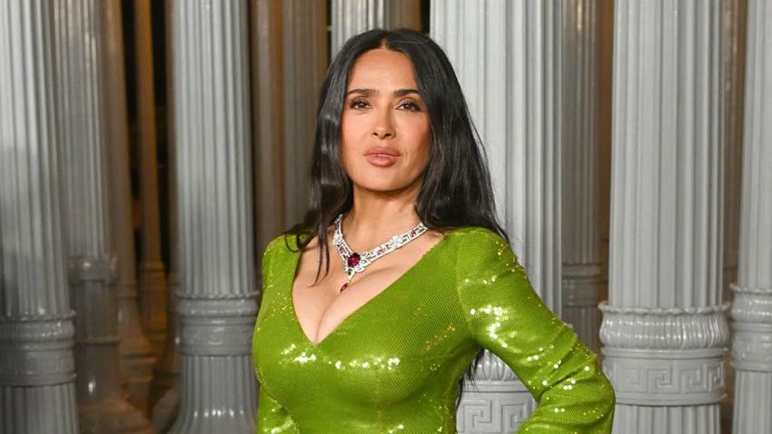Salma Hayek celebra sus 60 años con un inmenso pastel de fresas y la tierna felicitación de su amigo Antonio Banderas