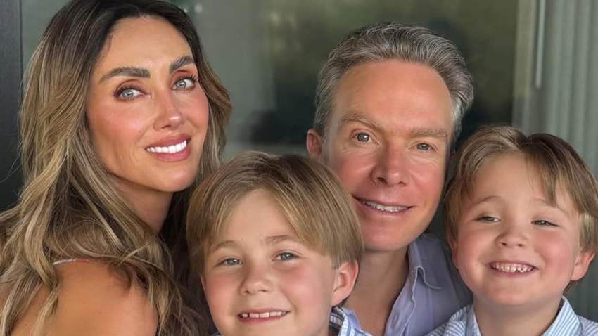 Anahí, su esposo y sus pequeños ‘Manu’ y Emiliano apoyan a los Lakers en su escapada a Los Ángeles