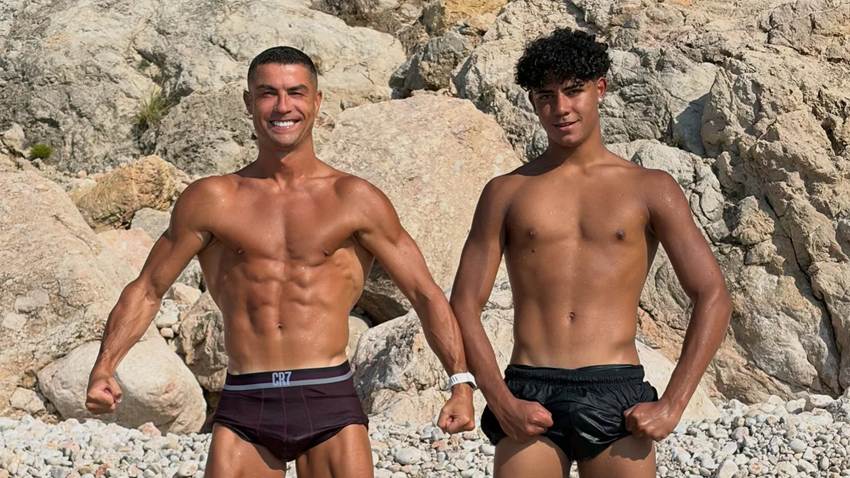 Cristiano Ronaldo y su hijo presumen sus músculos durante sus vacaciones por Mallorca, ¿se parecen?