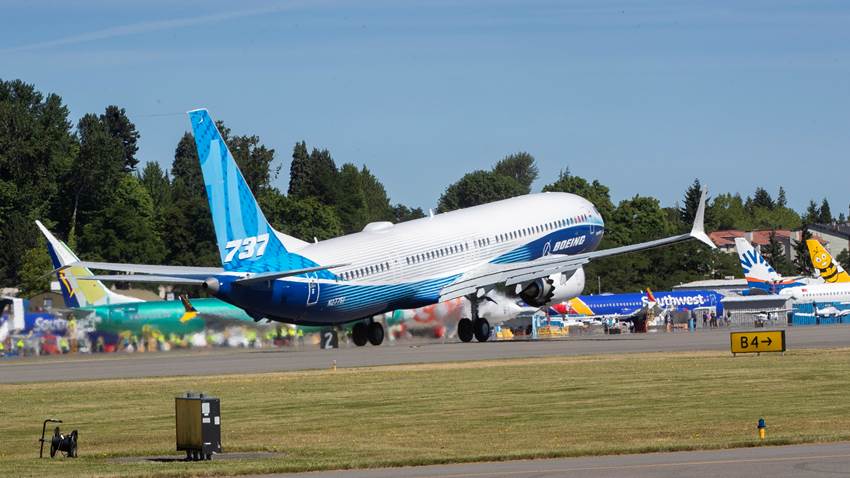 Boeing presenta el nuevo avión de pasajeros 737 MAX10