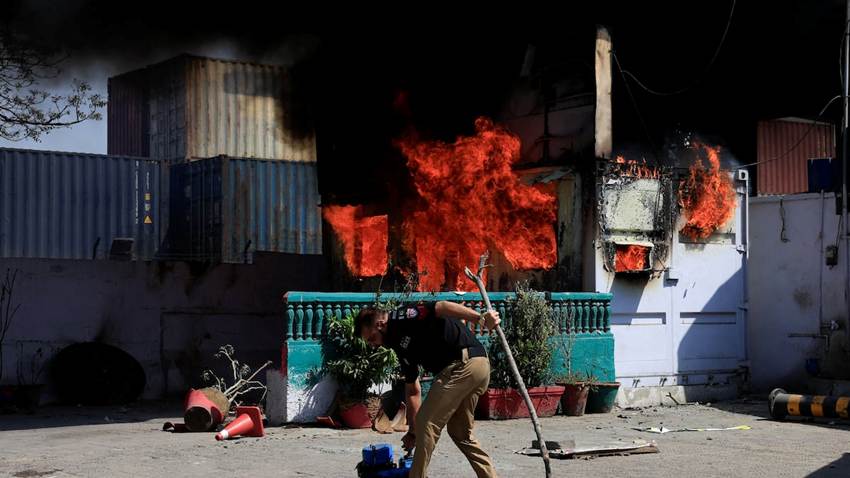 Al menos 21 personas muertas en protestas violentas en Pakistán por la muerte del líder supremo iraní, Ali Jameneí