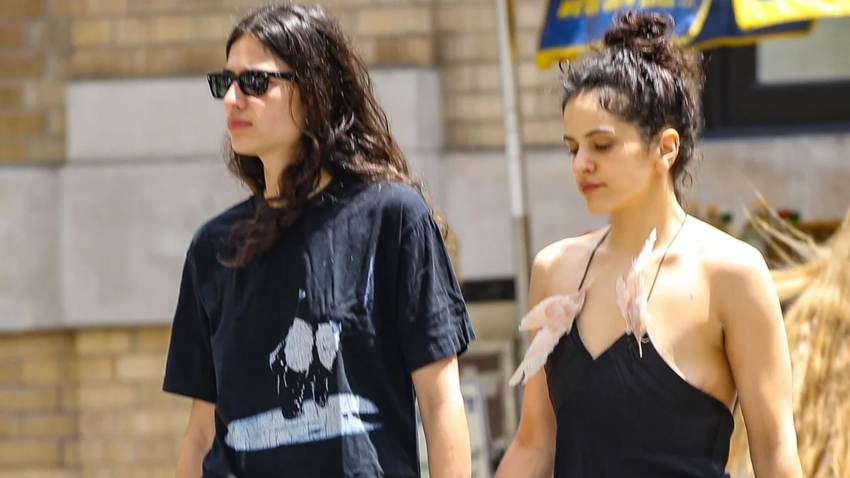 Rosalía llega a Argentina junto a Loli Bahia tras la polémica por la que tuvo que disculparse