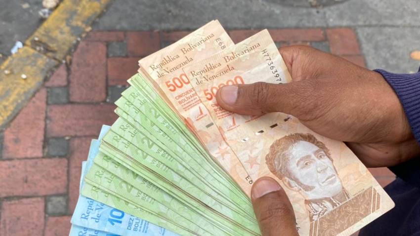 ¿Qué es el “dólar buhonero”, que reapareció en algunos mercados populares de Venezuela?