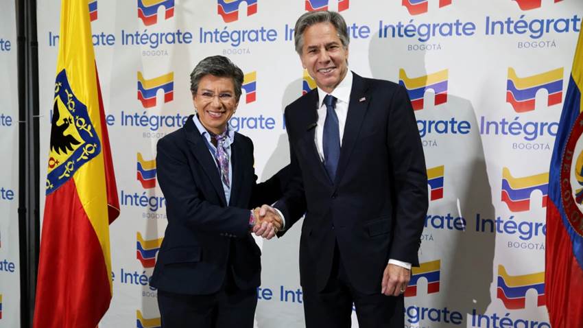 Tras elogiar el “maravilloso modelo” de integración migratoria en Colombia, Blinken llega a Chile