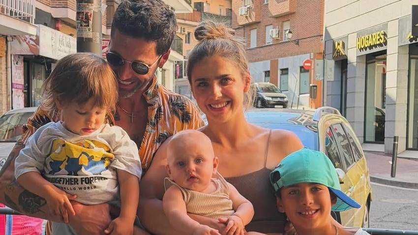 Matías Novoa abraza la paternidad al regresar a Madrid con Michelle Renaud y sus hijos: ‘Amor infinito’