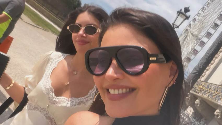 Chiquinquirá Delgado y su hija Carlota se sumergen en el universo de 'Emily in Paris' durante sus vacaciones