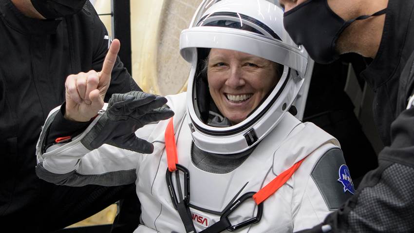 Nave de SpaceX regresa a Tierra con 4 astronautas