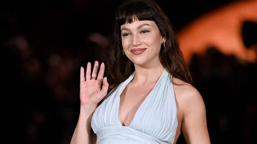 Úrsula Corberó reaparece radiante y presenta a su bebé con una tierna foto junto a Chino Darín
