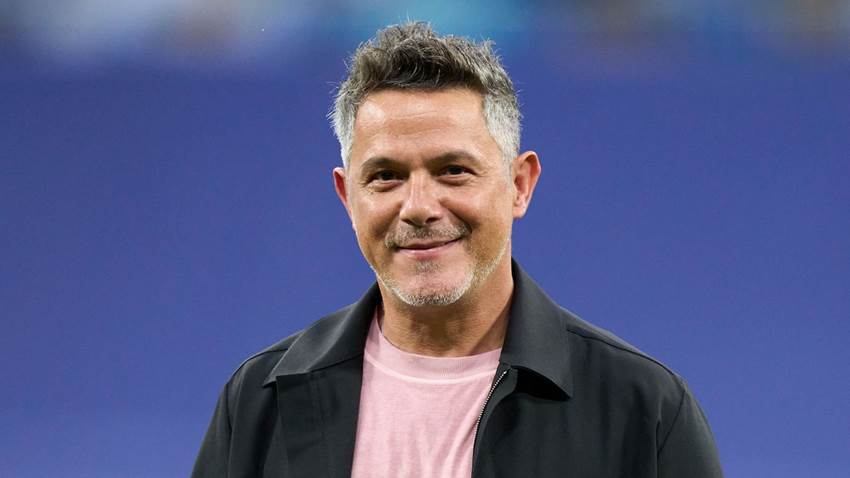 Alejandro Sanz presume enamorado su primera foto con Stephanie Cayo