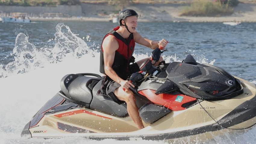 Erling Haaland se olvida de su derrota en el Mundial paseando en jetski por la costa de Italia