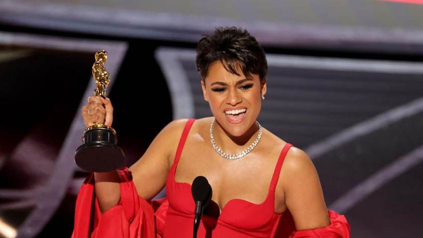 Ariana DeBose gana un Oscar y hace historia como la primera afrolatina en recibir este reconocimiento