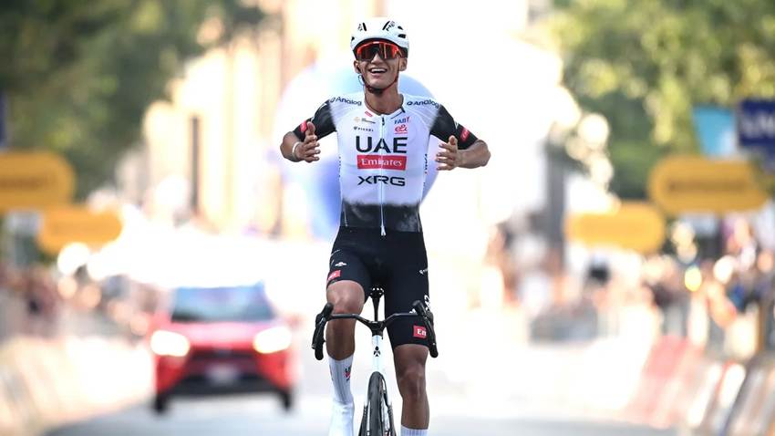 El mexicano Isaac del Toro hace historia en el Tour de Francia: conquista el tercer lugar