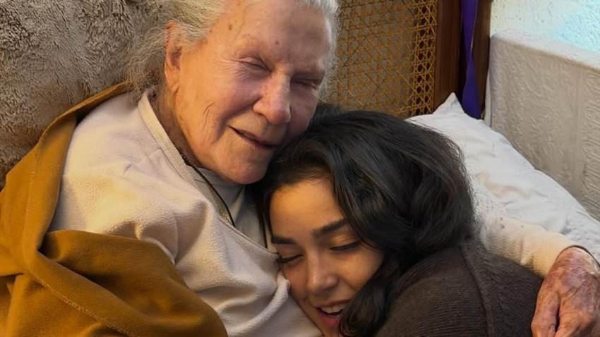 Ale Capetillo cumple su promesa y visita por primera vez el lugar donde descansan los restos de su 'Yeya'