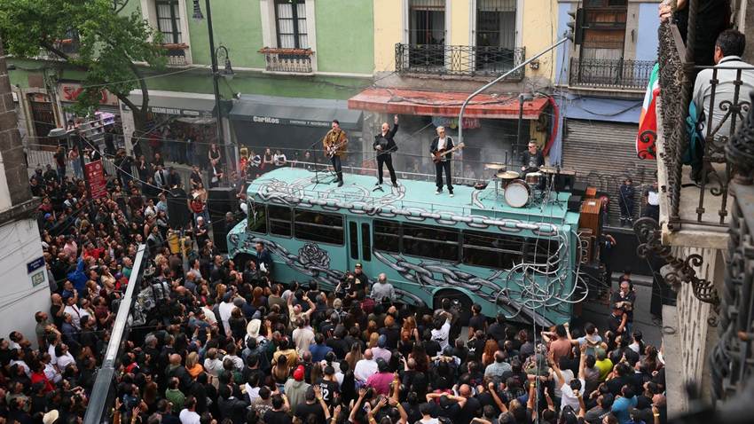 Vecino de la Ciudad de México abre las puertas de su hogar a U2 tras imprevisto en la grabación de su video