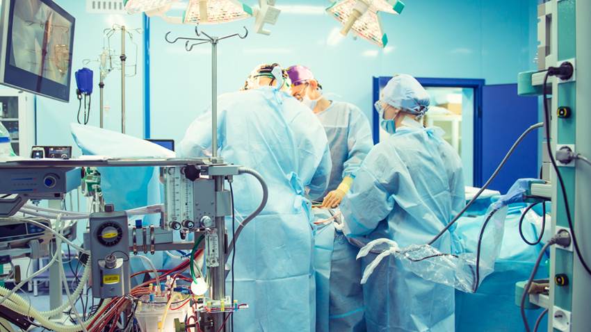 Trasplantan con éxito dos corazones de donantes fallecidos por COVID 19