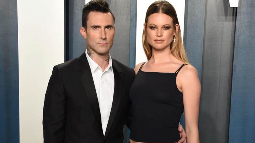 Adam Levine niega infidelidad a Behati Prinsloo, pero admite haber ‘cruzado la línea’