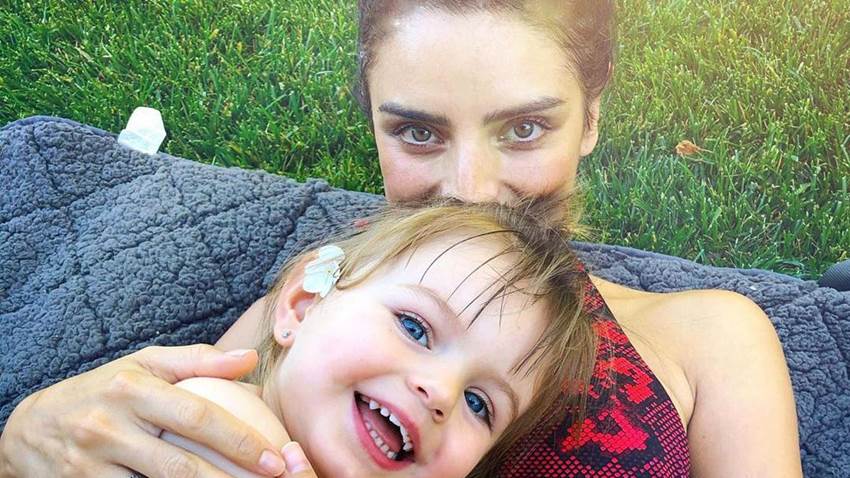 Aislinn Derbez y su hija Kailani hacen sus propias decoraciones navideñas