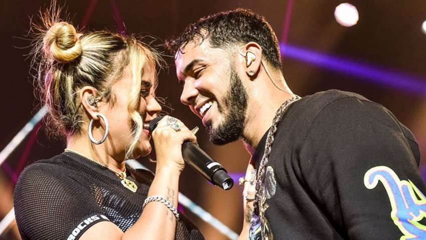 Anuel le pide regresar a su ex Karol G en pleno concierto