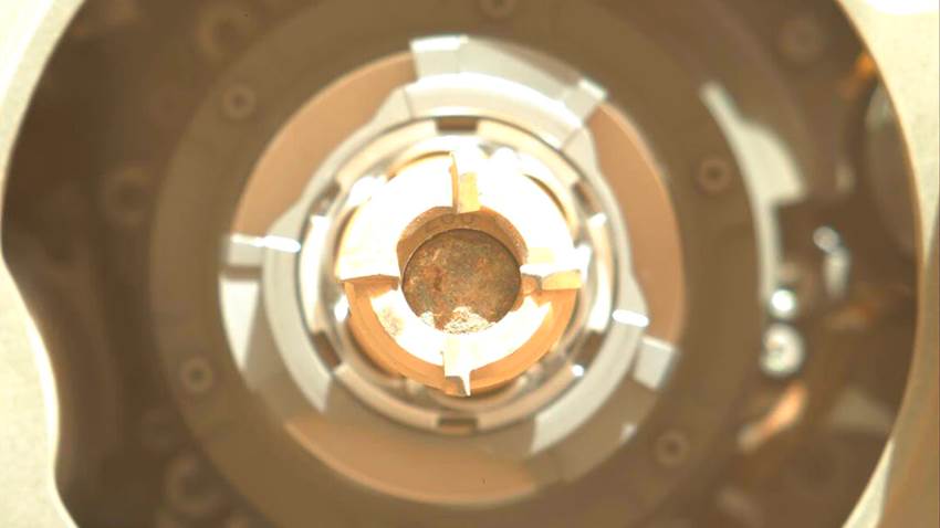 Explorador de la NASA recoge muestras en Marte
