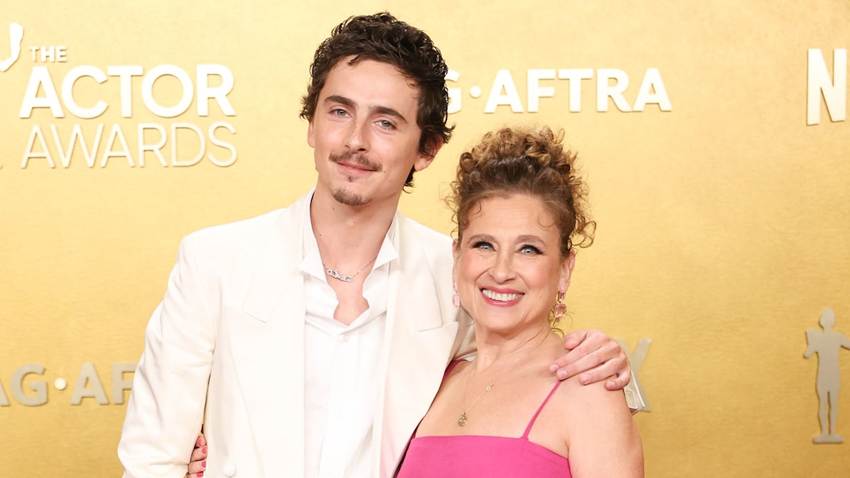 Timothée Chalamet roba suspiros en la alfombra roja con el gesto más tierno para su madre