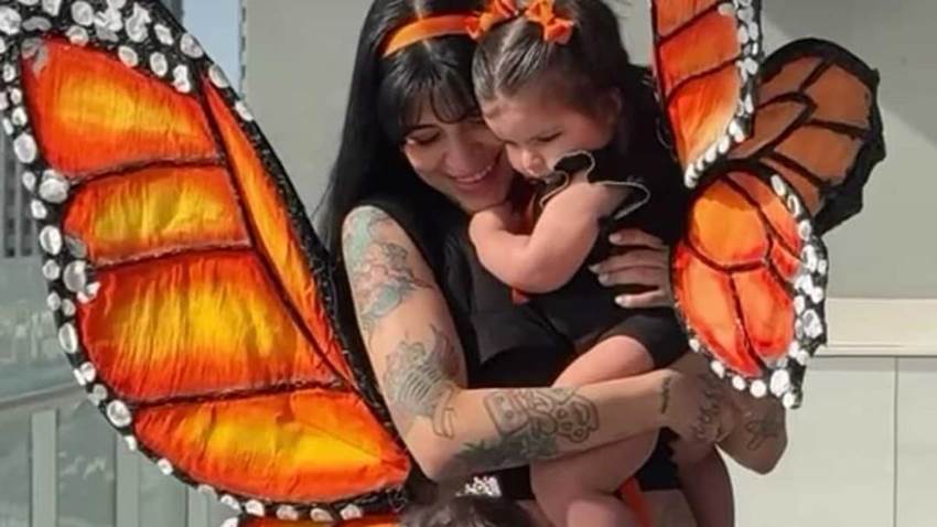Lejos del escándalo, Cazzu conmueve con la imagen más tierna de Inti vestida para el carnaval de su tierra