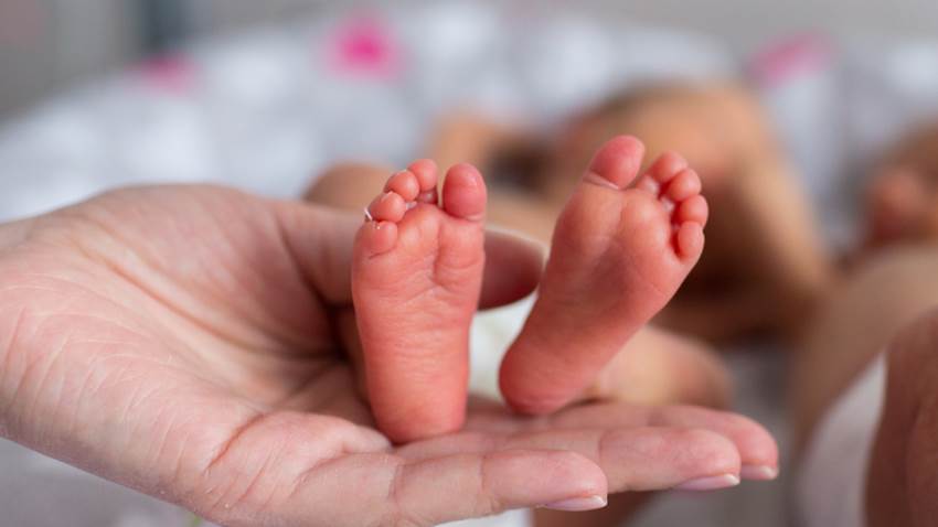 Se reportan primeros casos de bebés que contraen cáncer de la madre durante el parto
