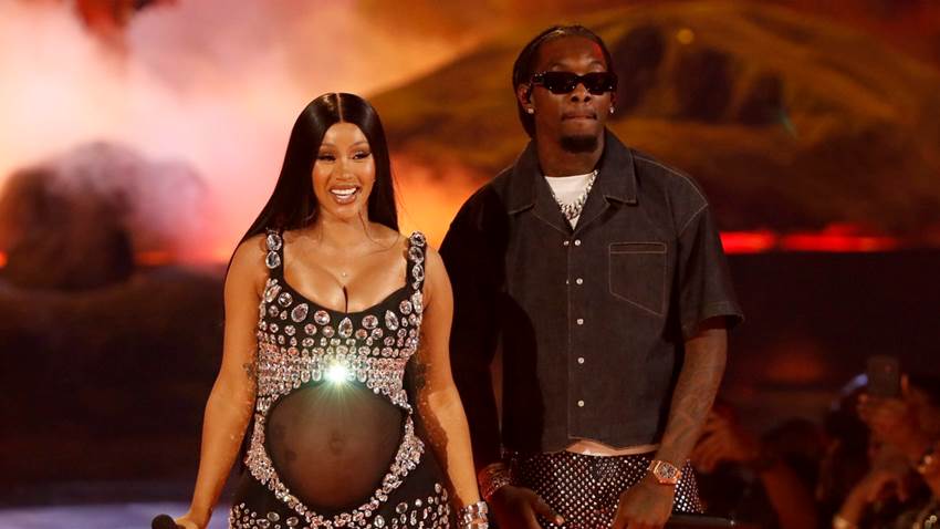 Cardi B anuncia su segundo embarazo con un original look sobre el escenario